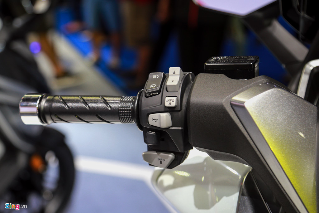 Cận cảnh xe tay ga cao cấp Honda Forza 300 2018